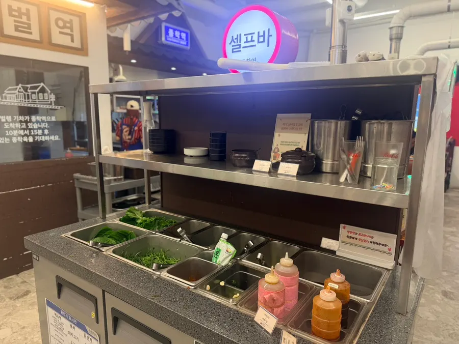 Neatly arranged self-serve bar at Jongchagyeok Gunsan Branch