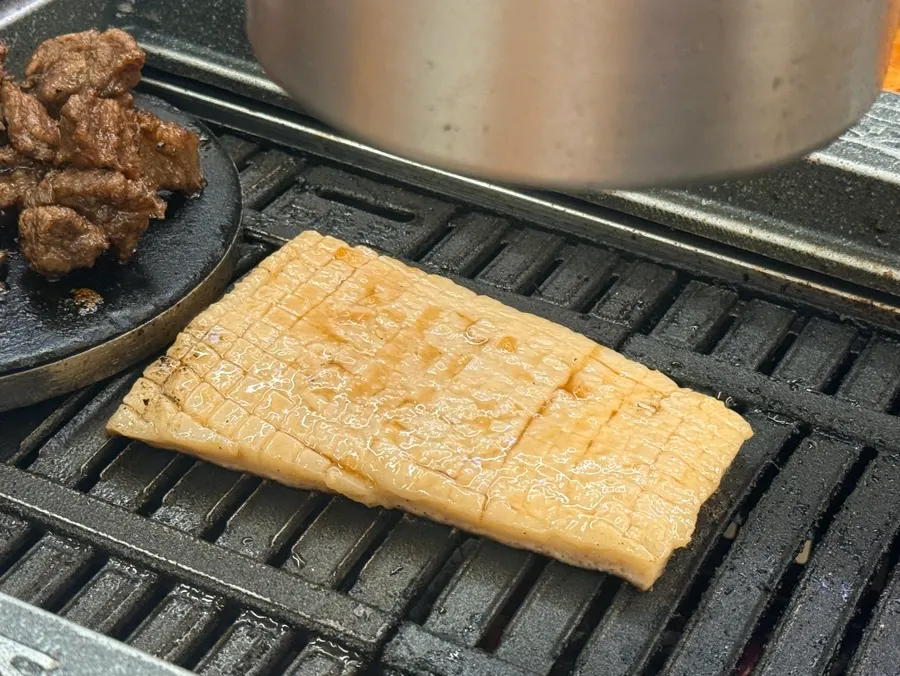 Pork rind grilled self-serve on the pan