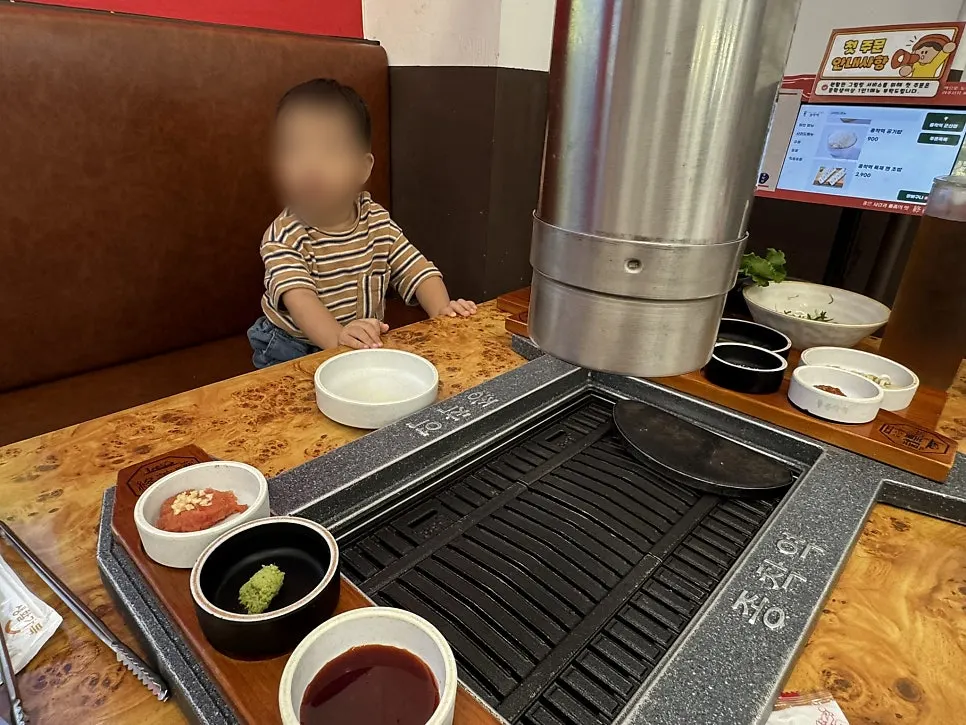 열차 내부처럼 꾸며진 부스 좌석