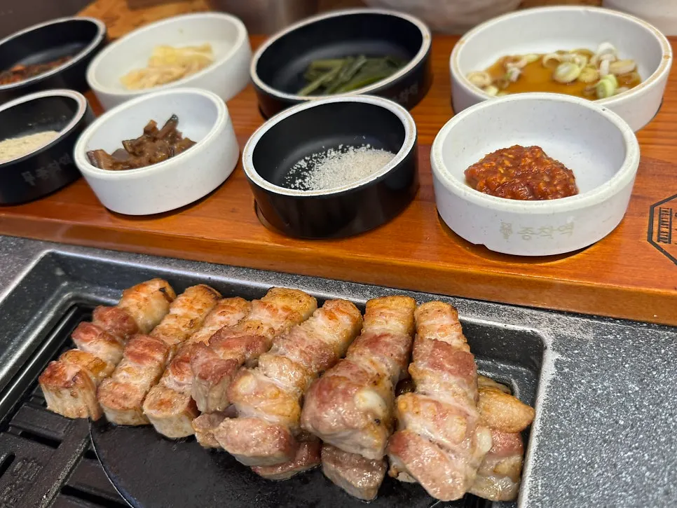 쌈채소와 소금, 명란 등 곁들임