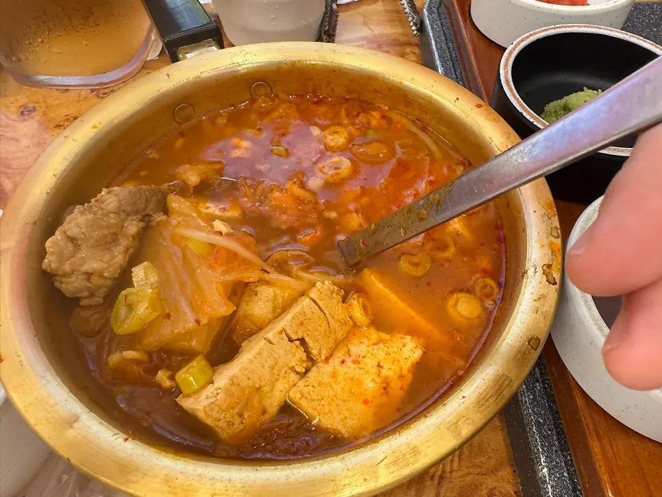 서비스로 나온 김치찌개