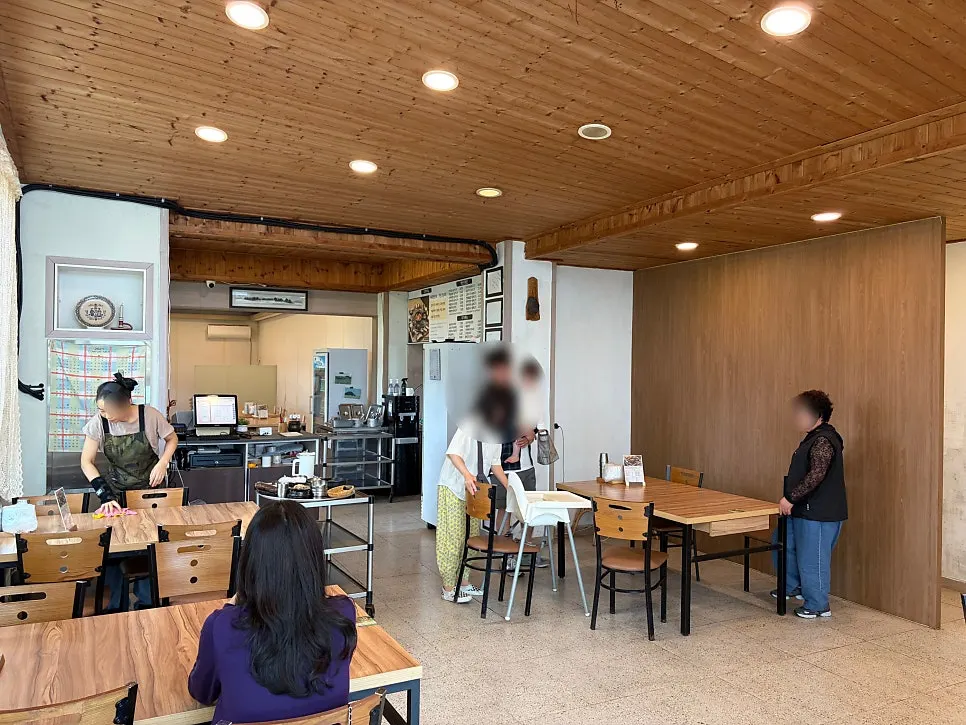 Tables inside the dining hall at Jongdal Sudatteul