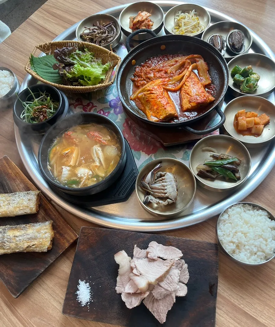 Thickly sliced dombegogi (boiled pork slices)