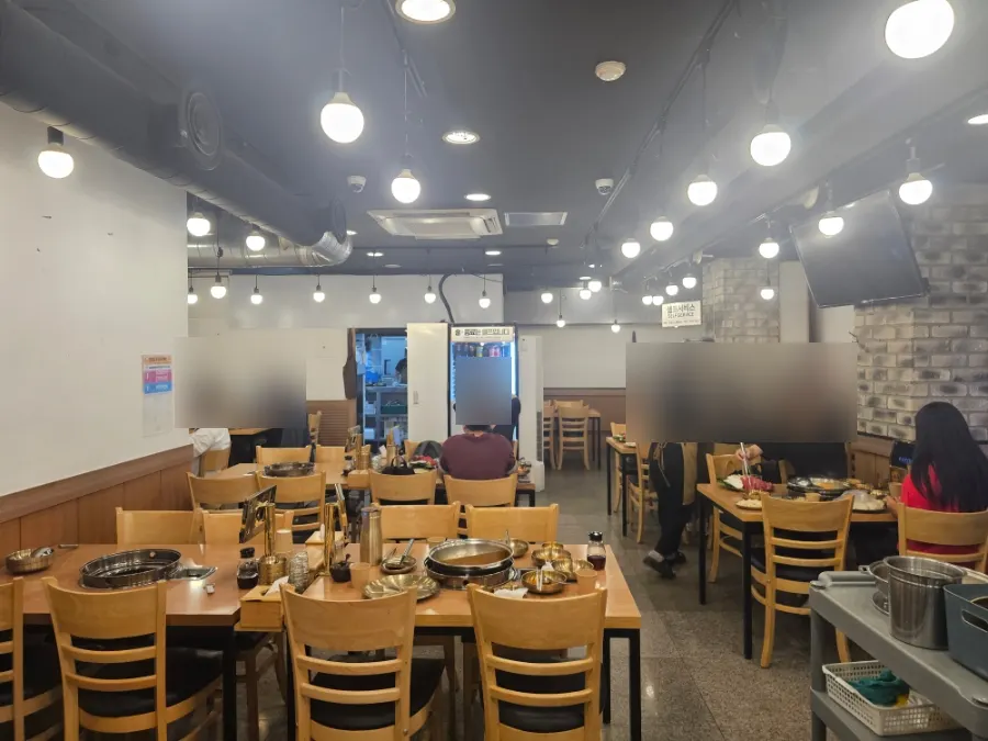 Tables inside Jongga Mandu
