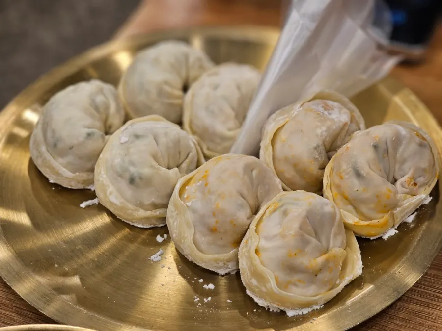 Eight meat and kimchi mandu in the hot pot