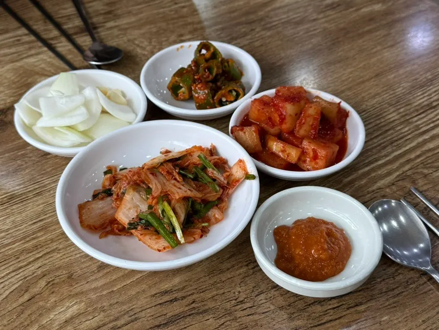 직접 담근 배추김치와 깍두기, 고추무침