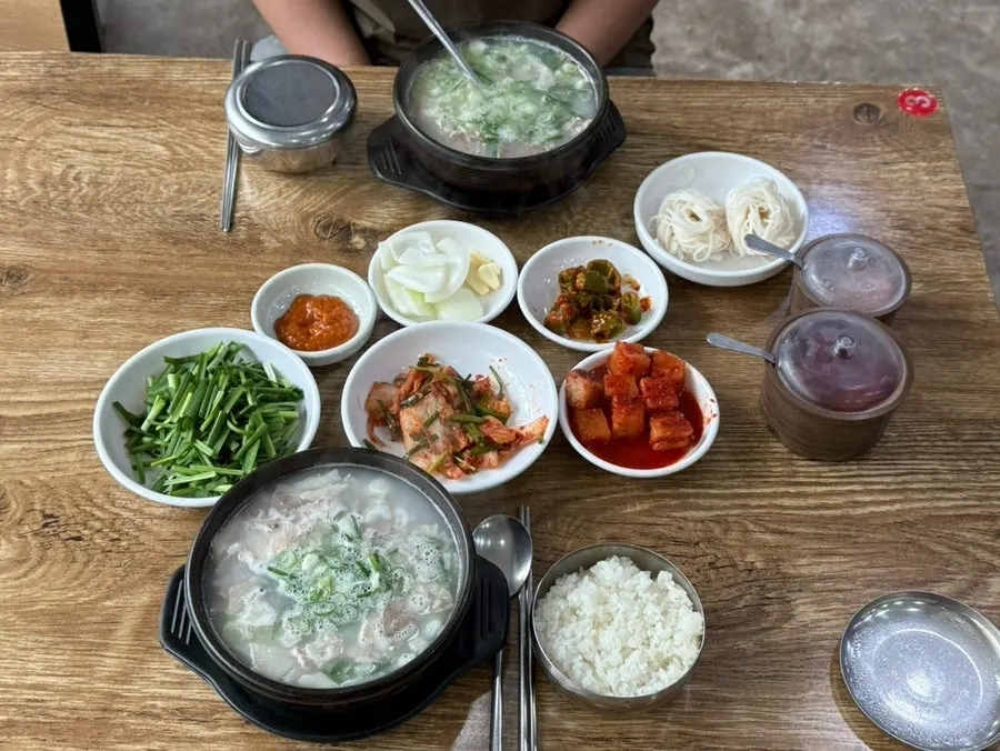 주문한 국밥이 차려진 식탁