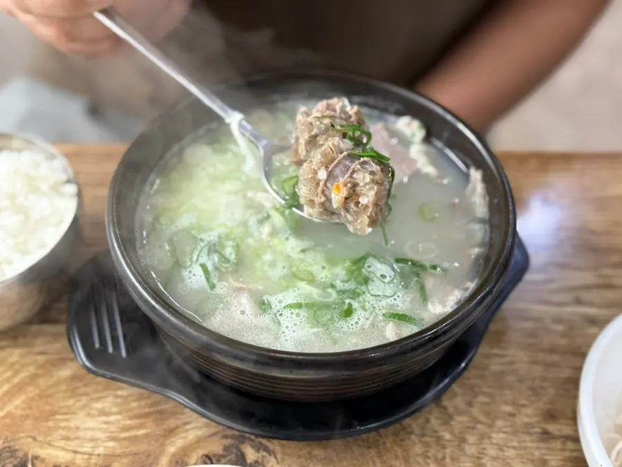 맑은 국물의 돼지국밥 한 그릇