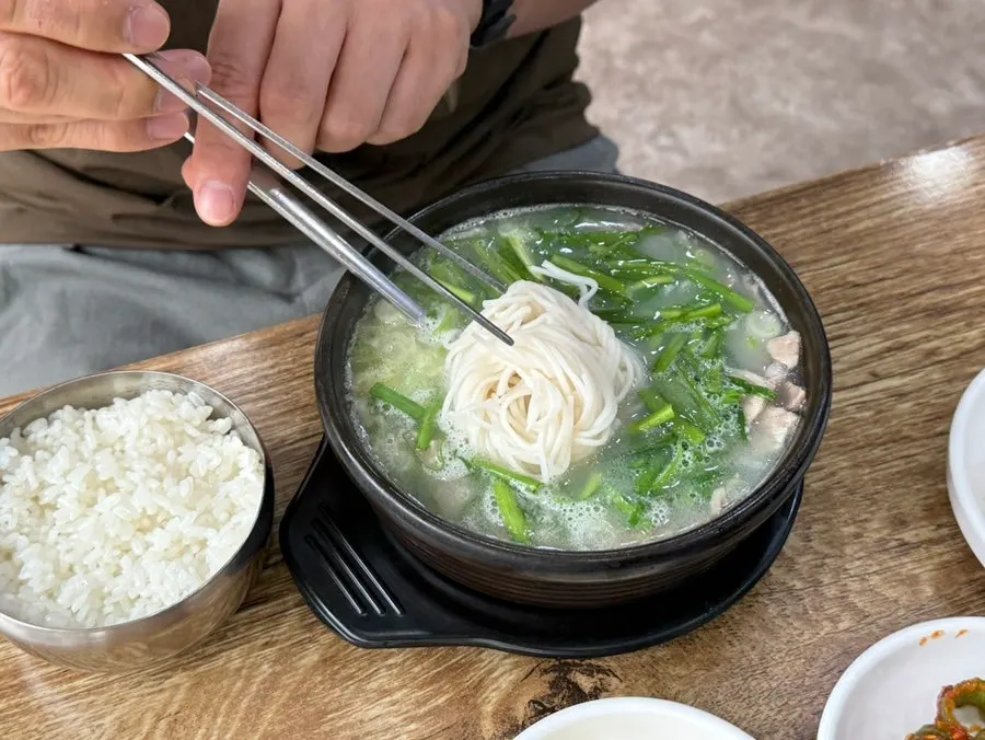 부추를 올린 국밥 클로즈업