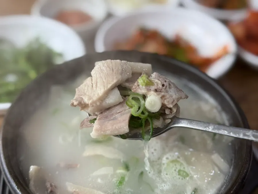 살코기가 가득한 돼지국밥