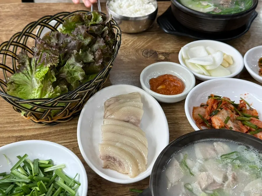 수육과 함께 나온 쌈 채소