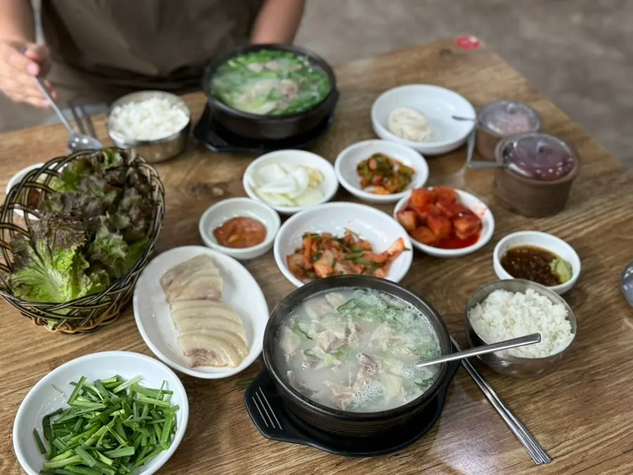 수육을 쌈에 싸 먹는 모습