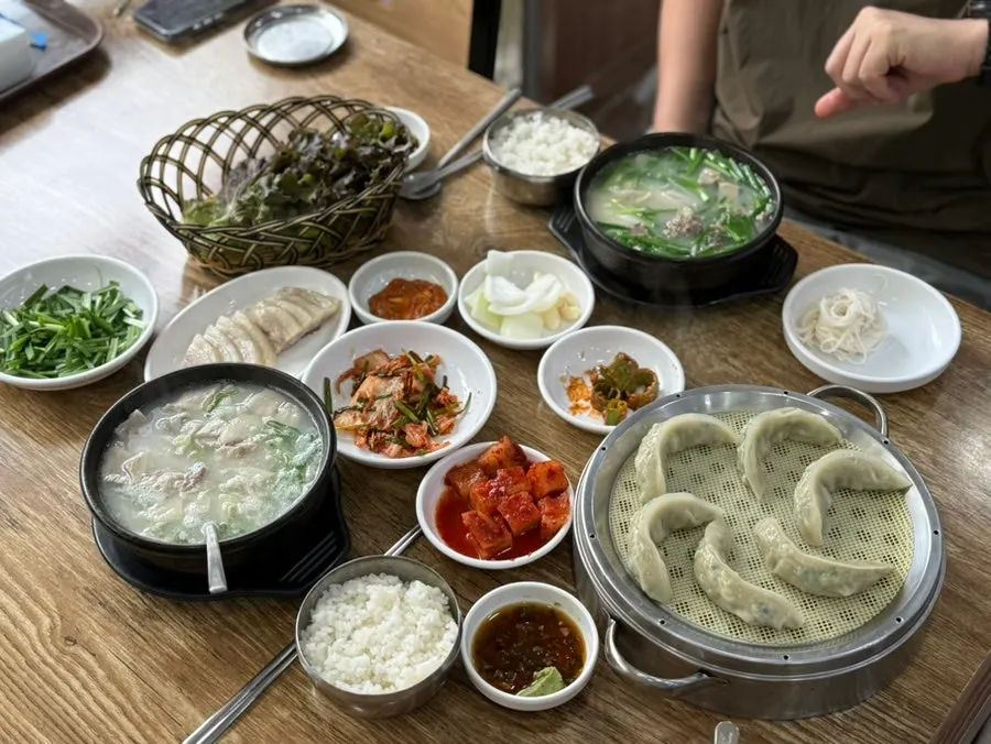 국물까지 비운 국밥 그릇