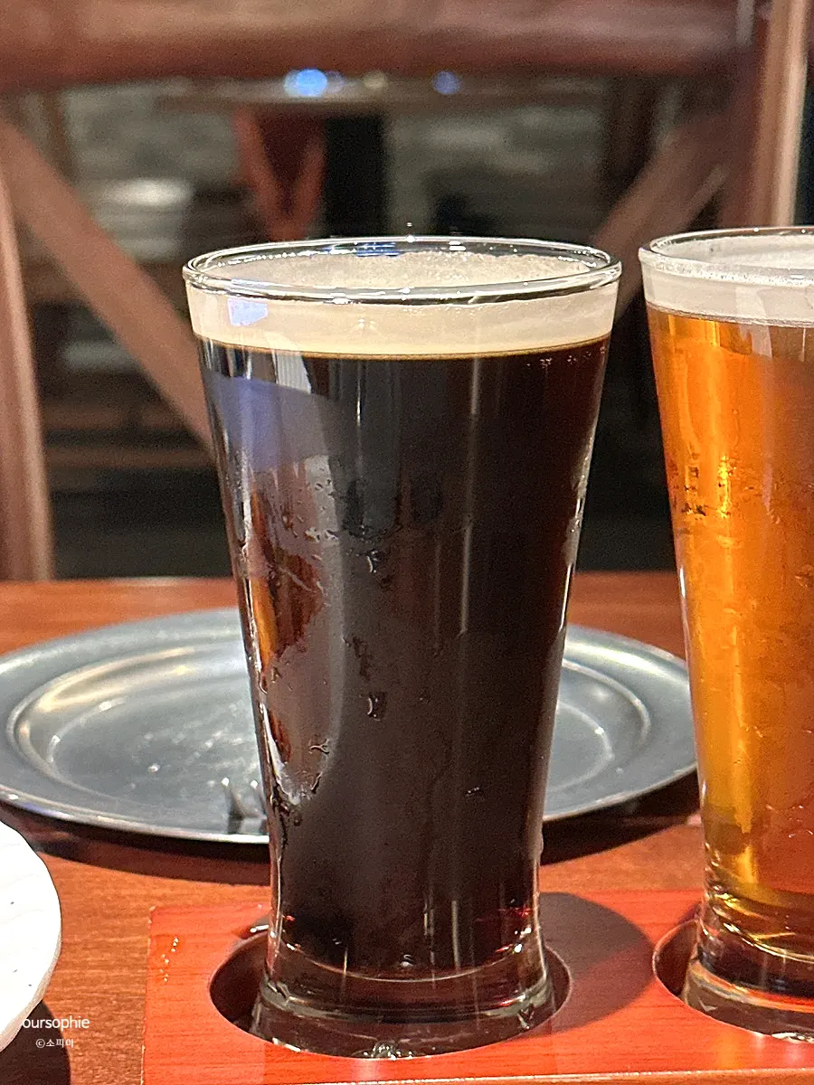 흑맥주 성전의 그을림 한 잔