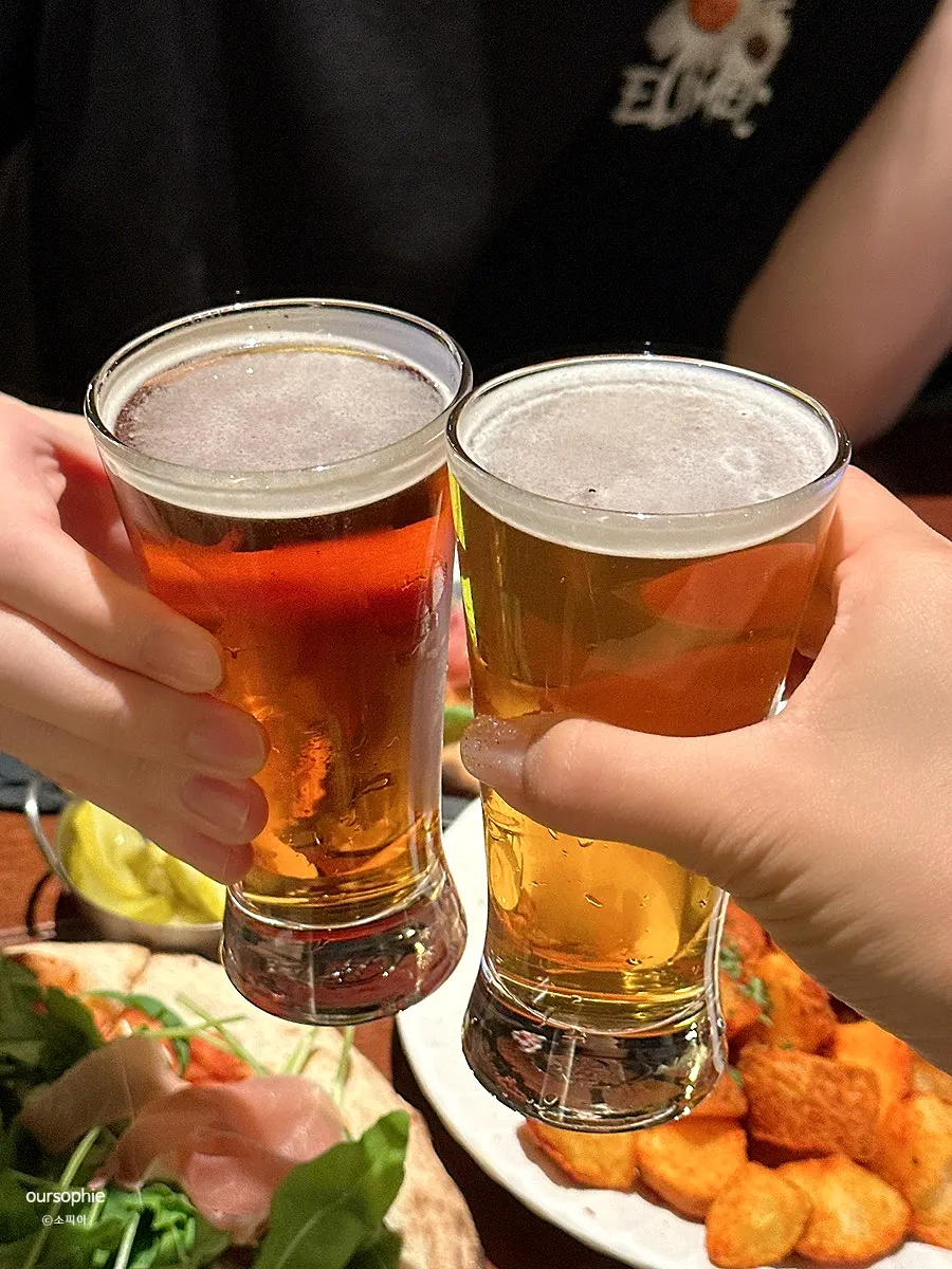 맥주와 안주가 놓인 테이블 전체