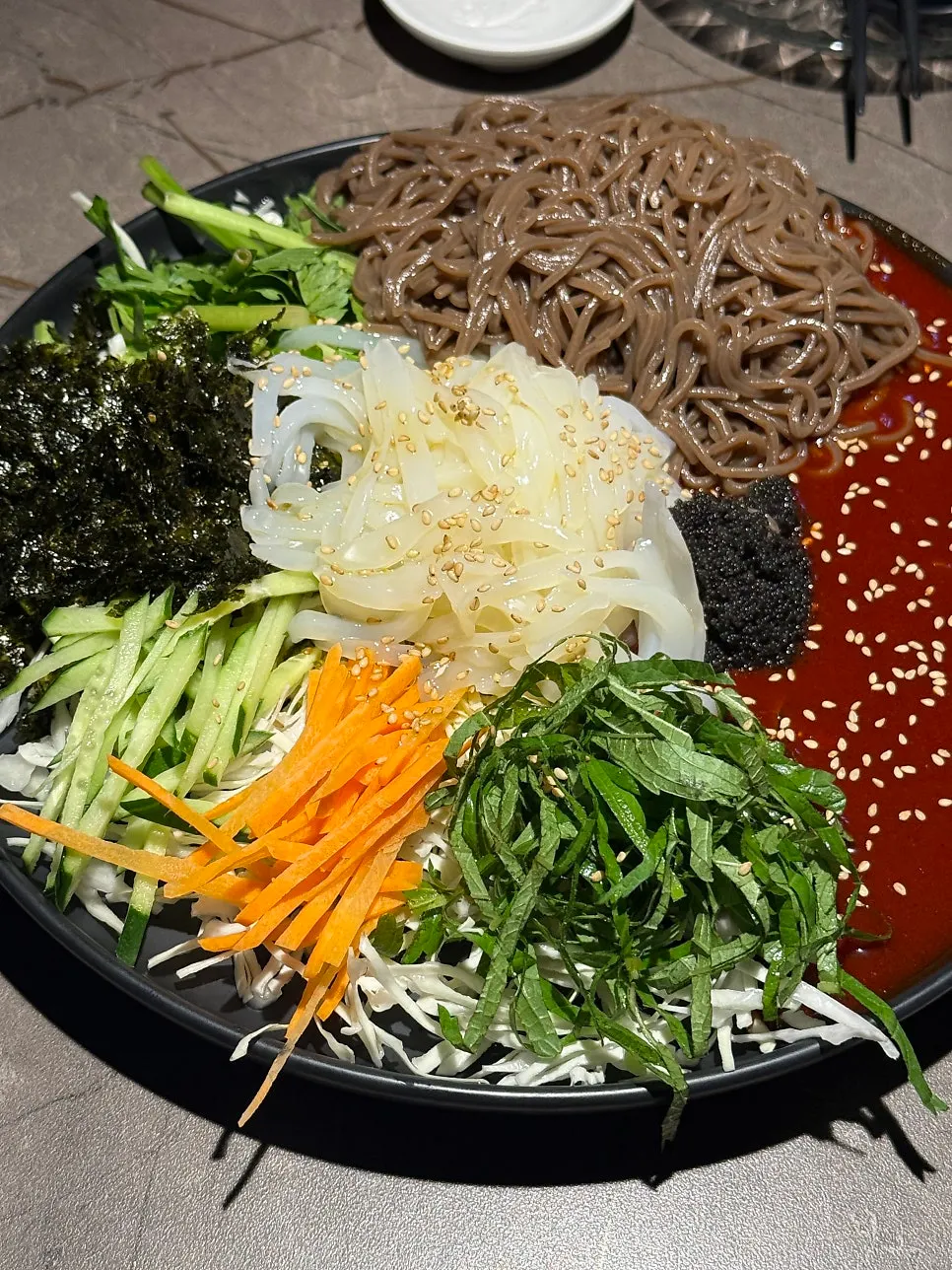 테이블에 놓인 꽃다발