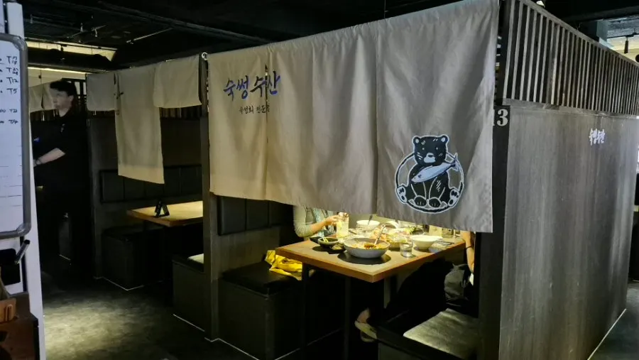 120석 규모의 숙썽수산 종로본점 홀 좌석