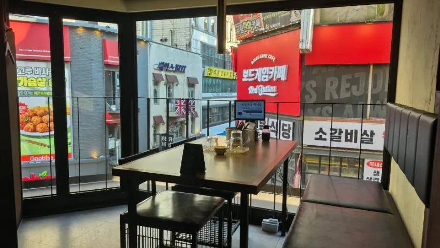 칸막이와 커튼이 있는 테이블 좌석