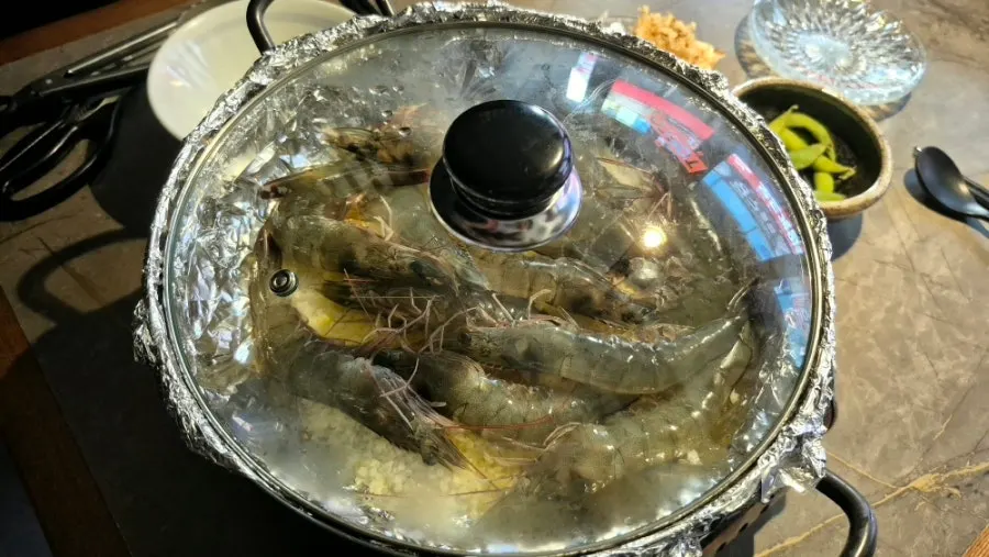 테이블에서 굽기 시작한 새우 소금구이