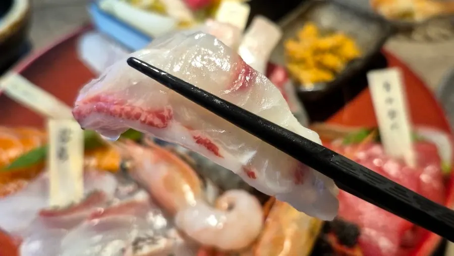 참돔과 연어, 대광어가 보이는 모듬회 접시