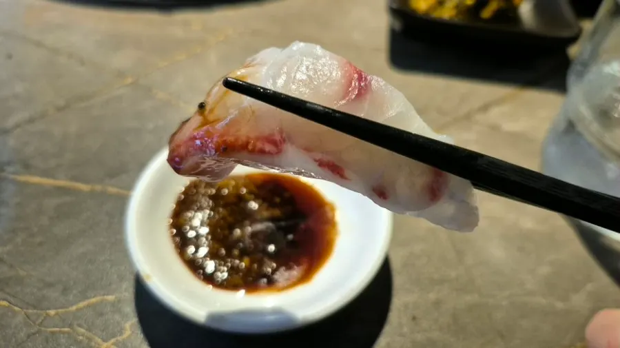 날치알을 곁들인 대광어 회