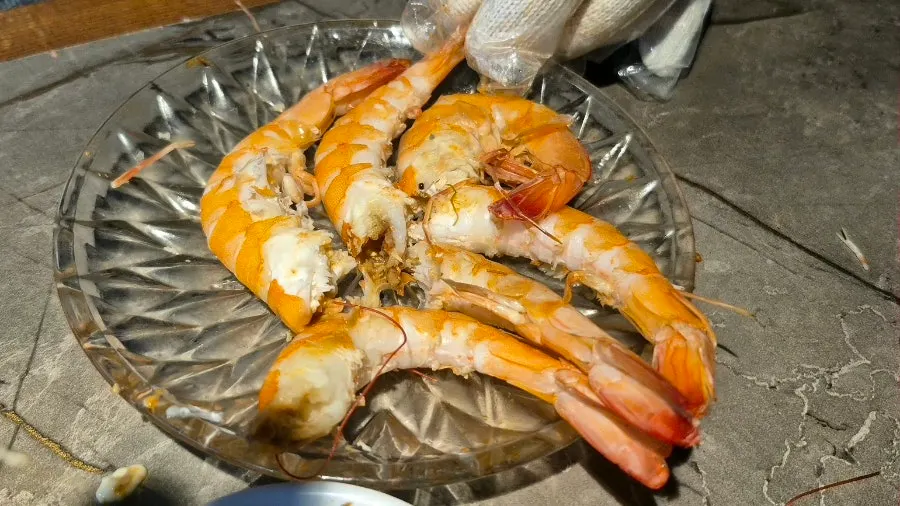 노릇하게 익은 새우 소금구이