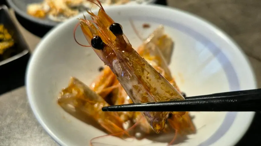 껍질을 벗긴 새우 속살과 초장