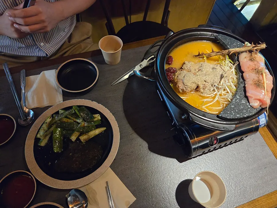 Food spread at Ari Gyegok Jonggak, a bar near Jonggak Station