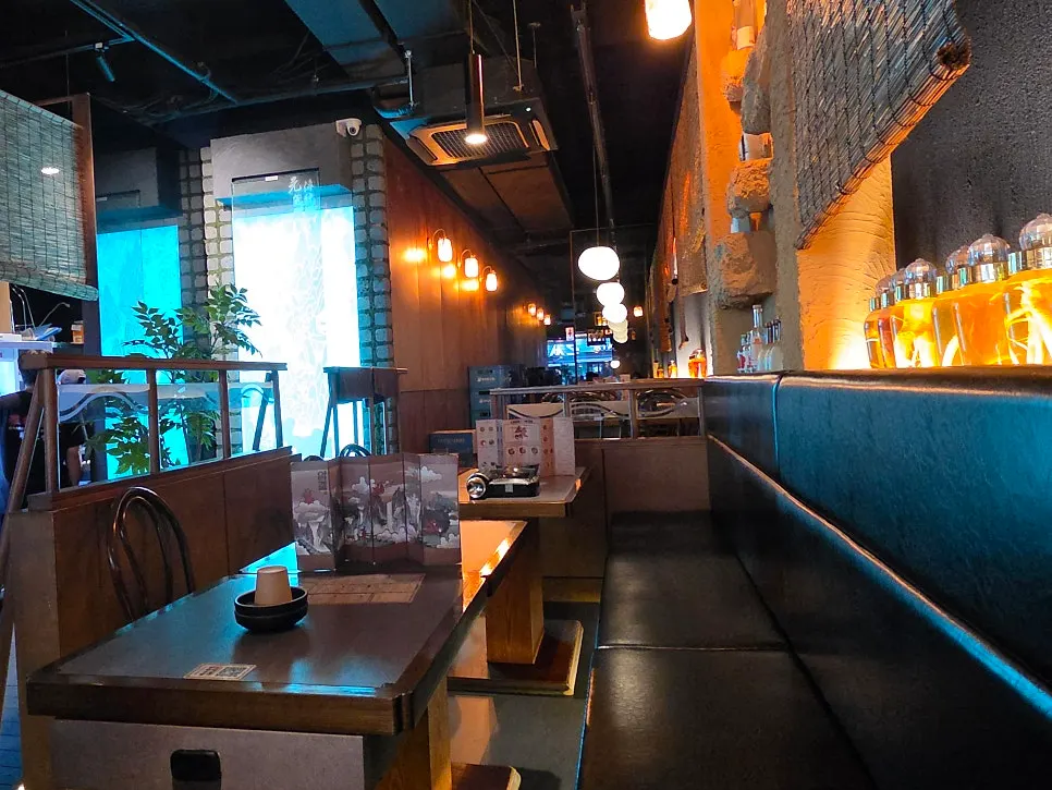 Interior of Ari Gyegok Jonggak, available for group dining