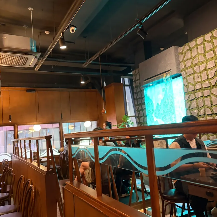 Fully seated second-floor tables at Ari Gyegok Jonggak