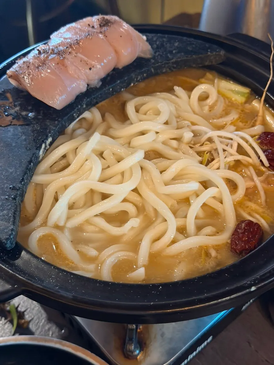 The hot pot with the review-event udon noodles added