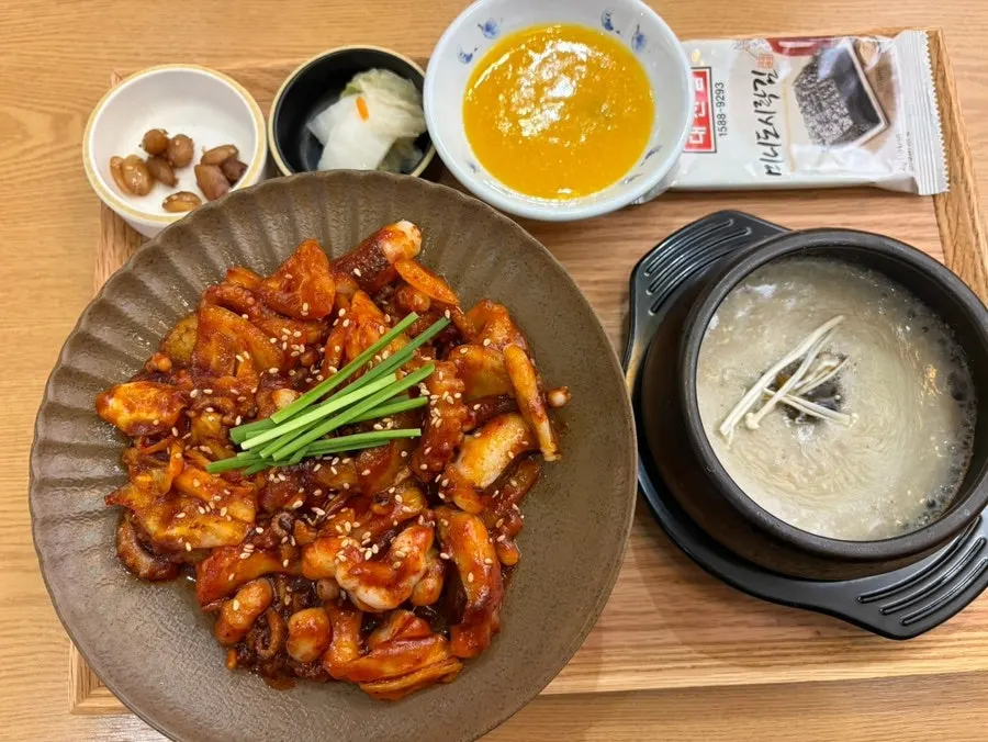 Wide shot of the octopus stir-fry set meal