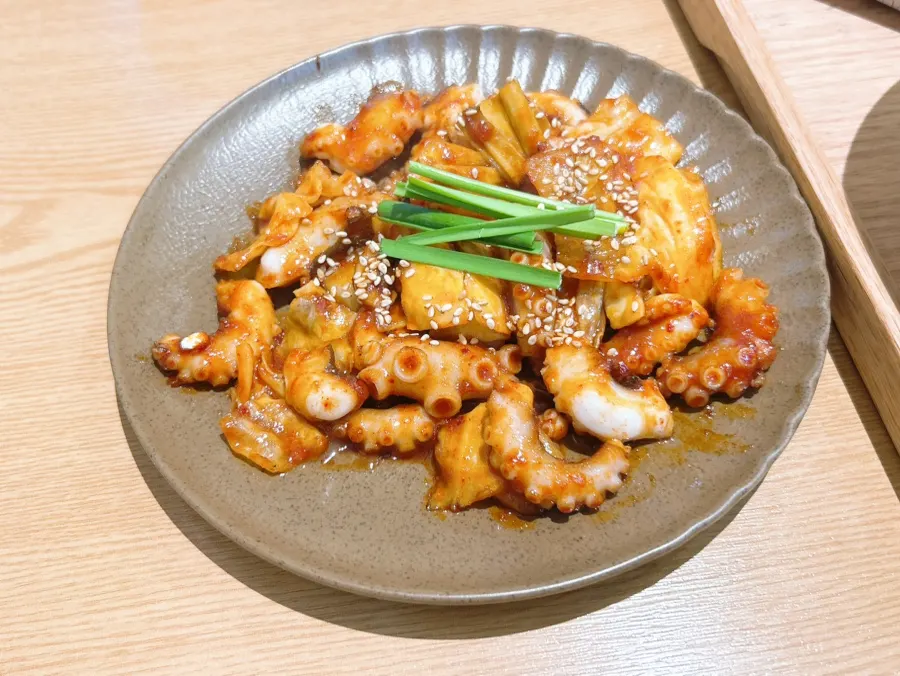 통통한 낙지가 보이는 낙지볶음 클로즈업