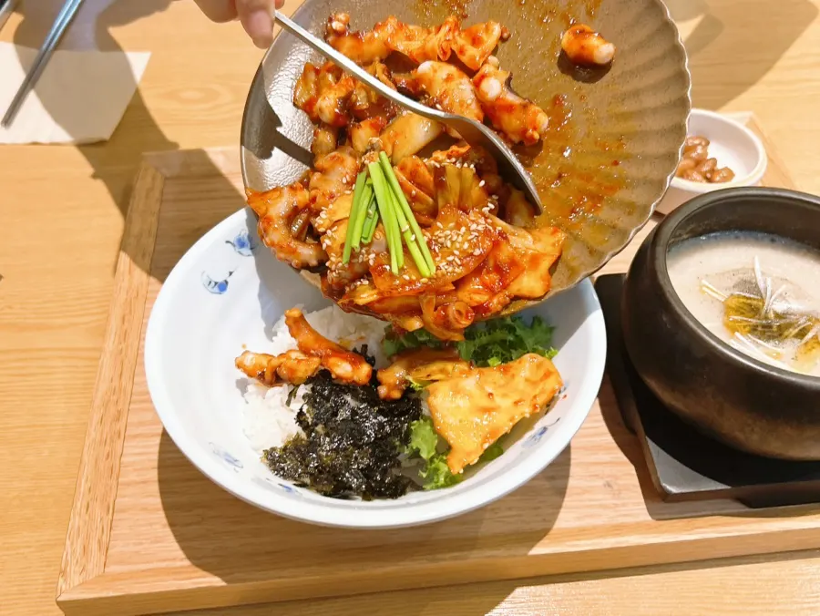 낙지볶음정식과 함께 나온 밥과 반찬