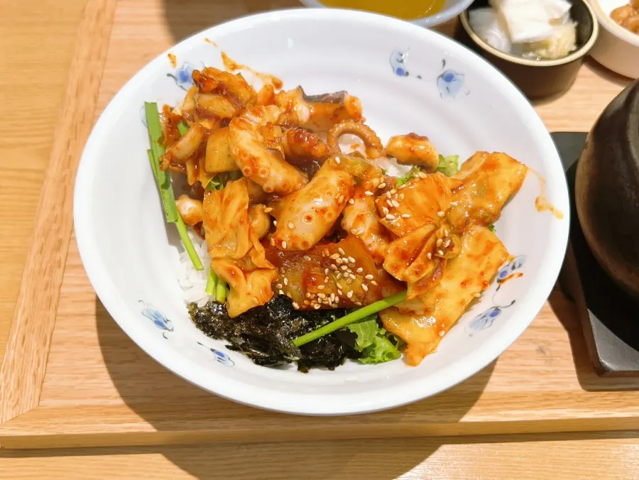 낙지 한 점을 집어 올린 모습