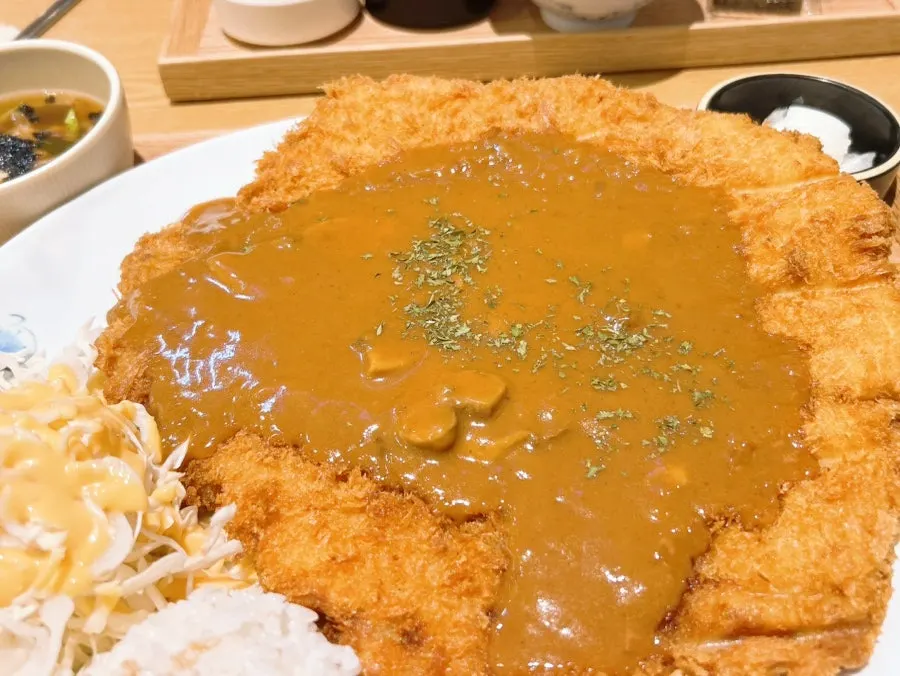 얇게 썰린 왕돈까스 단면