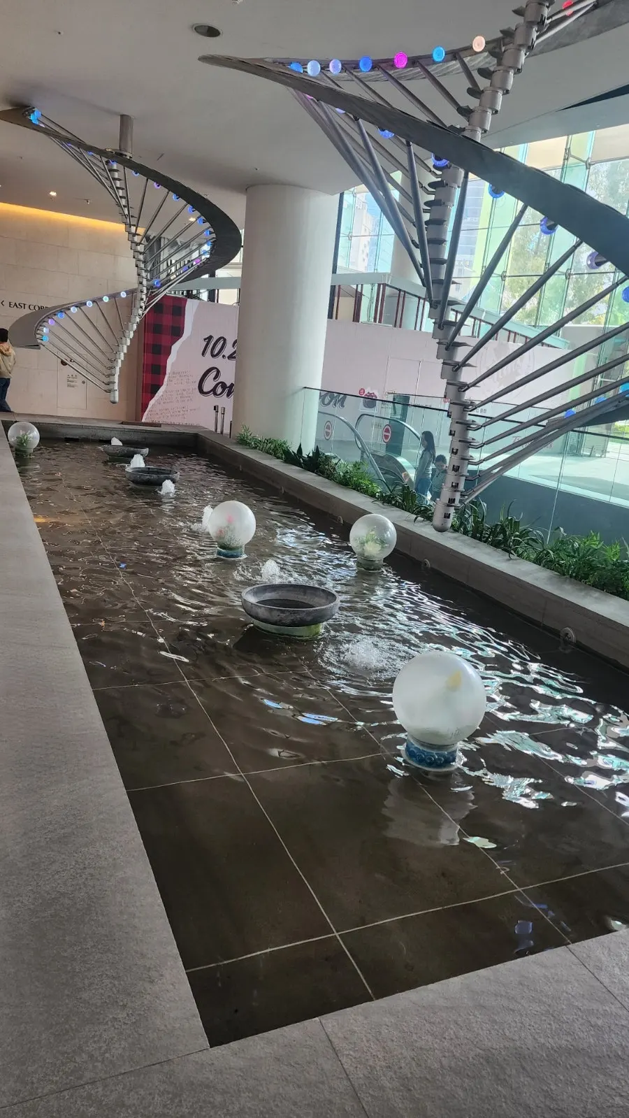 종로타워 건물 안 매장 입구 통로