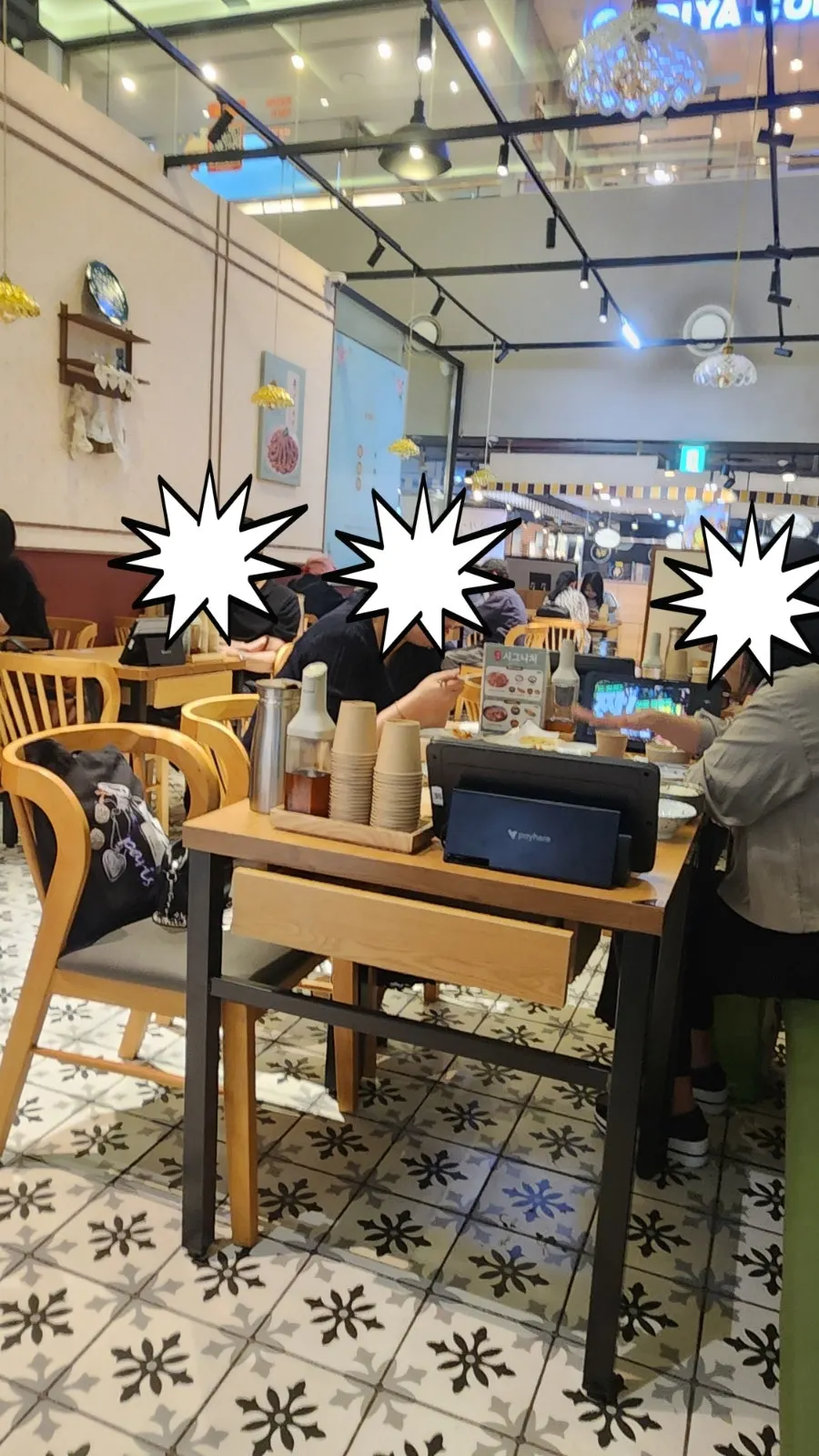방송 촬영이 진행 중인 매장 풍경