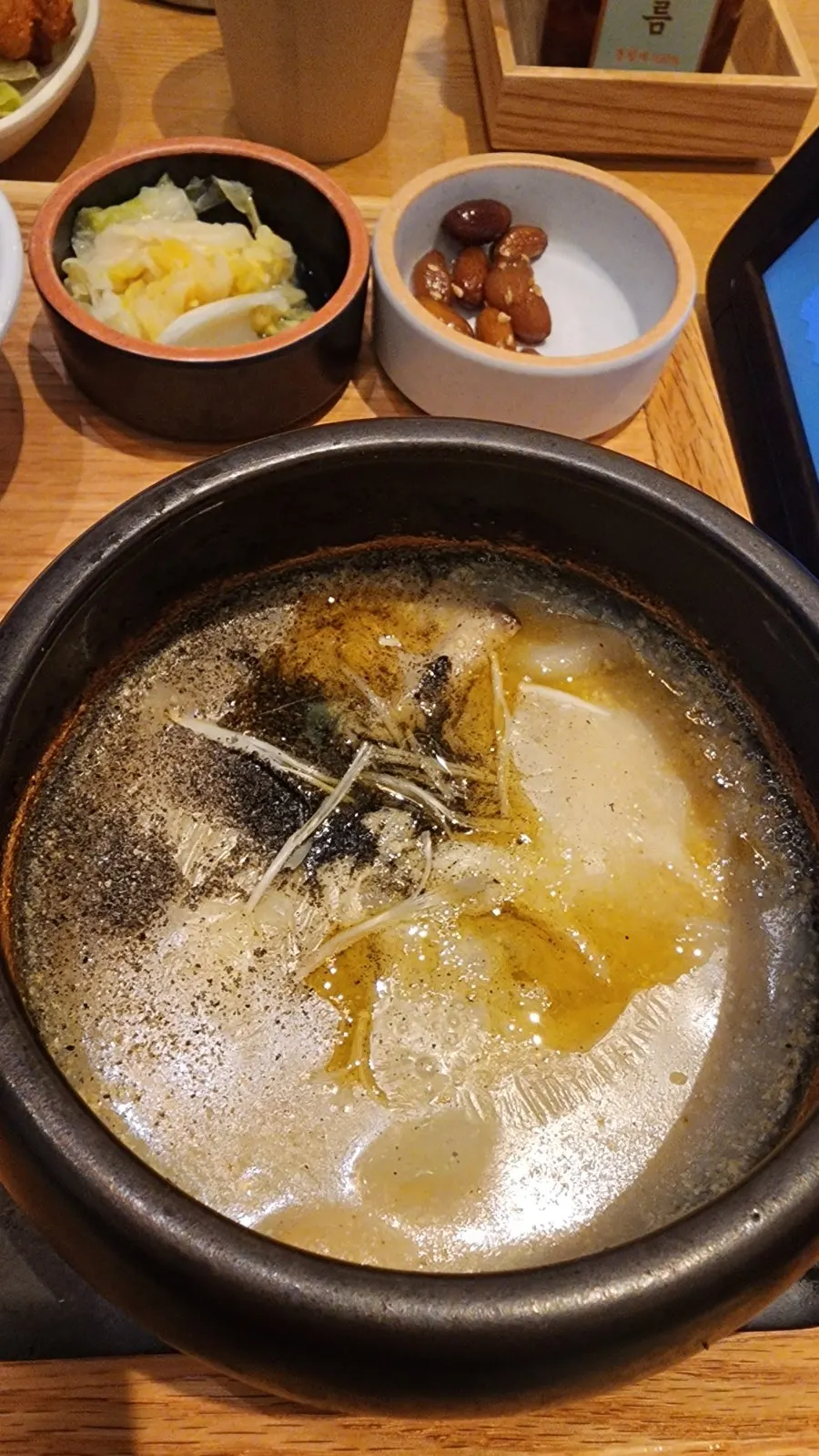 흑임자 뿌린 들깨탕과 밑반찬 구성