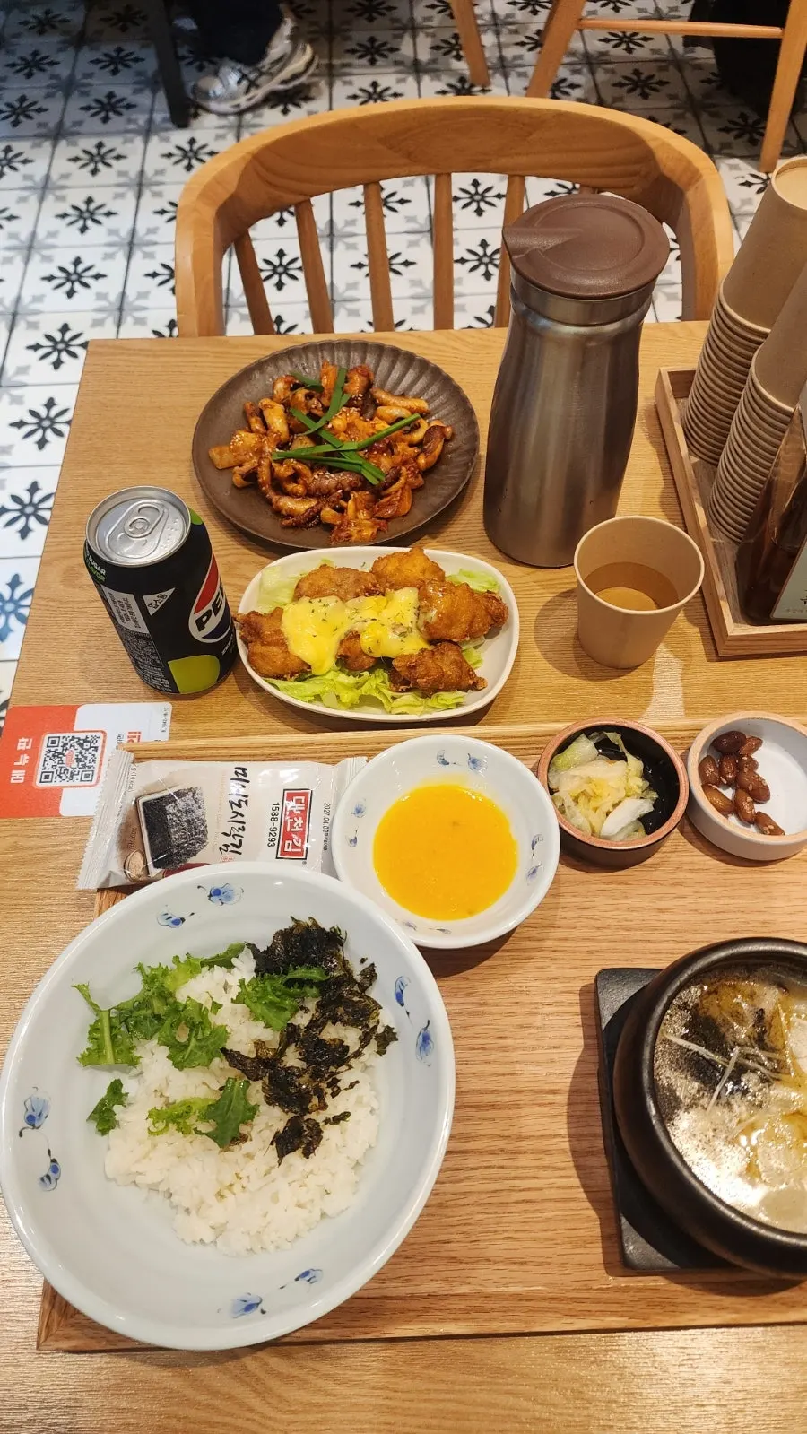 치킨난반과 낚지볶음을 함께 담은 접시