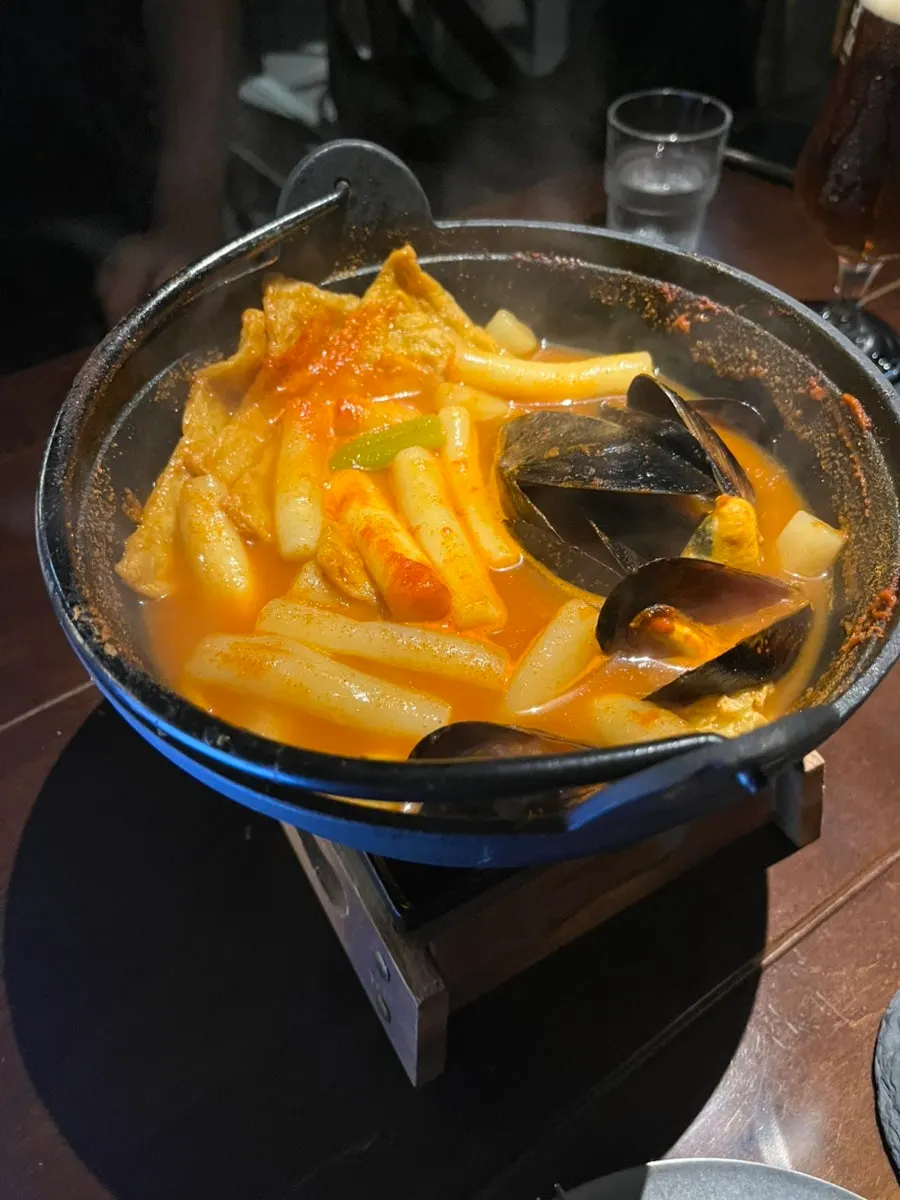 생맥주 잔과 테이블 세팅