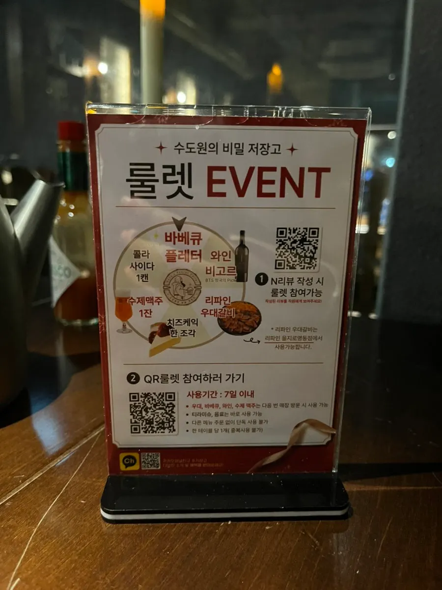흰 소스를 곁들인 폭립 한 조각