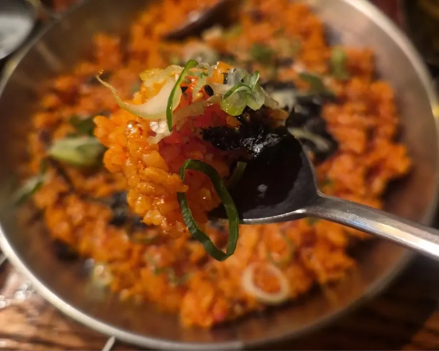 Fried rice topped with scallions and kkakdugi