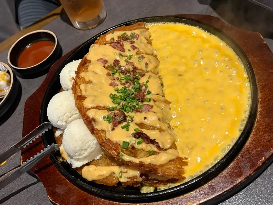 Cheese-pour potato pancake topped with extra potato