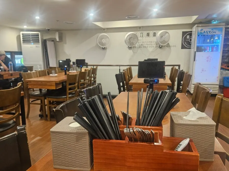 청화 우육도삭면 2층 매장 내부