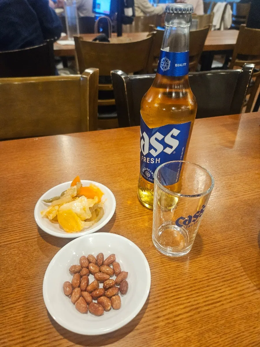 병맥주와 기본반찬 땅콩, 양배추짜사이