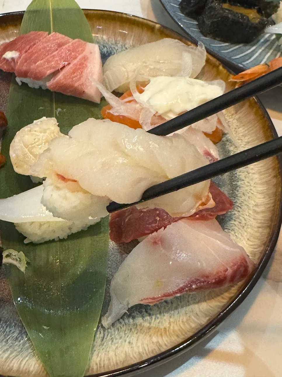 두툼한 회를 올린 초밥 한 점