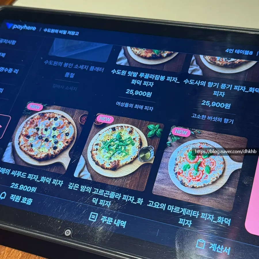 수도원 콘셉트로 꾸며진 매장 내부