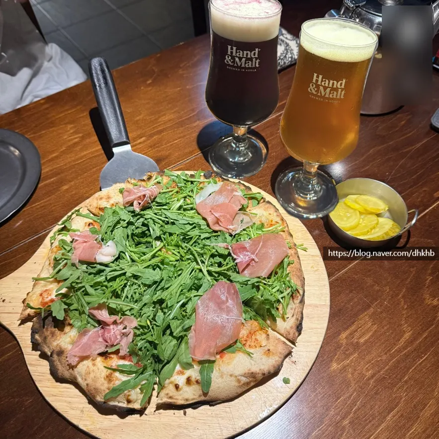 Arugula jambon pizza served with beer