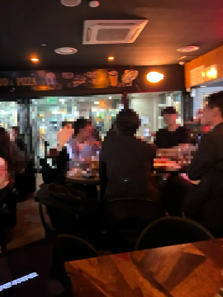 조명이 켜진 디디스피자펍 입구